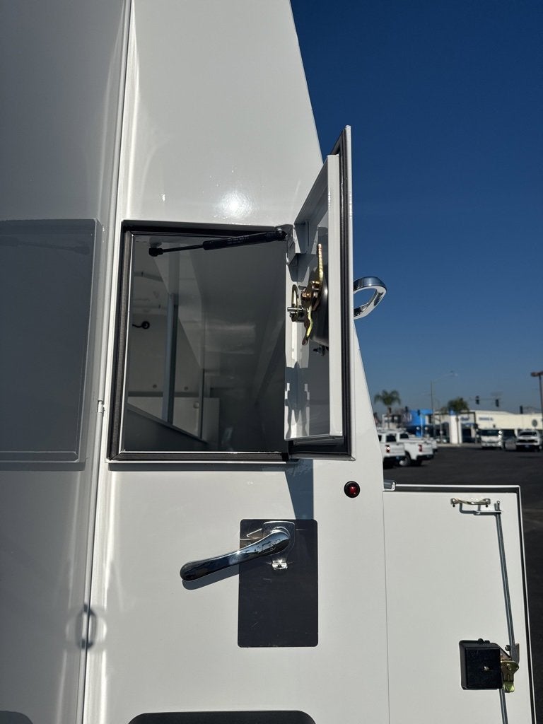 2025 Chevrolet Express Cutaway 3500 1WT