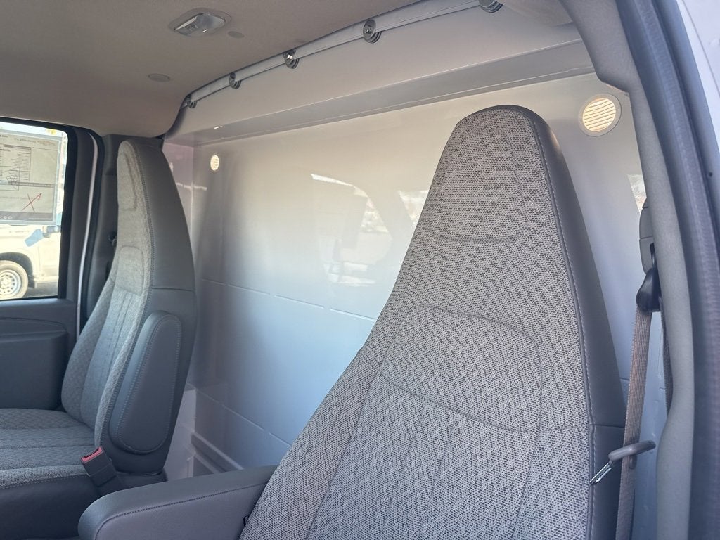 2025 Chevrolet Express Cutaway 3500 1WT