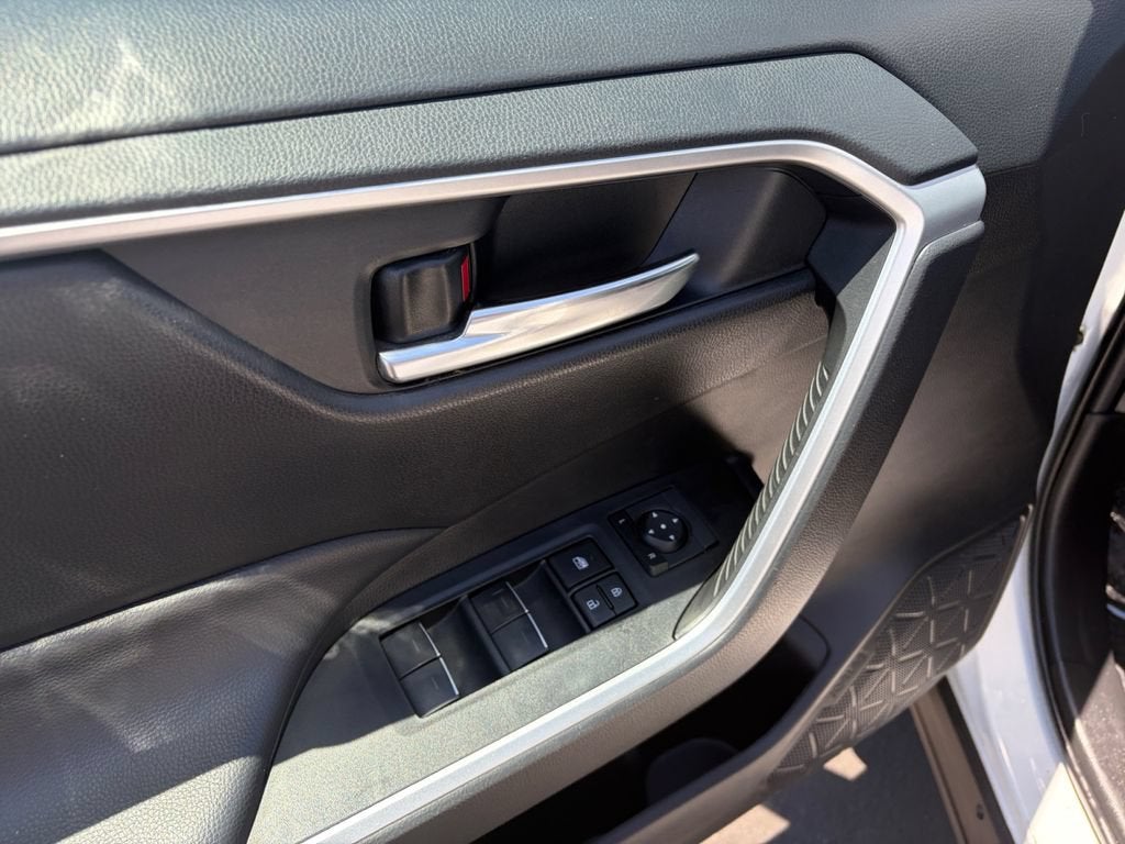 2024 Toyota RAV4 XLE - Photo 11