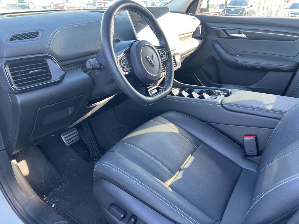 2025 VINFAST VF 8 Eco